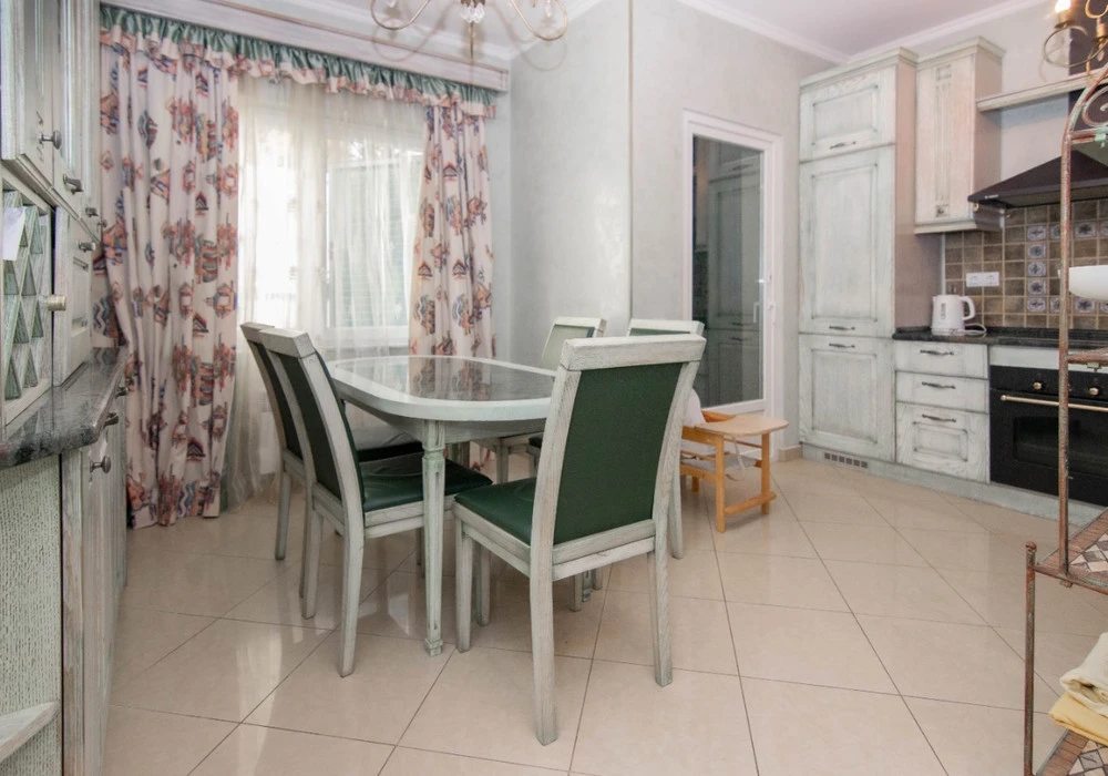 House for sale 4 rooms, 197 m². Herceg Novi. 