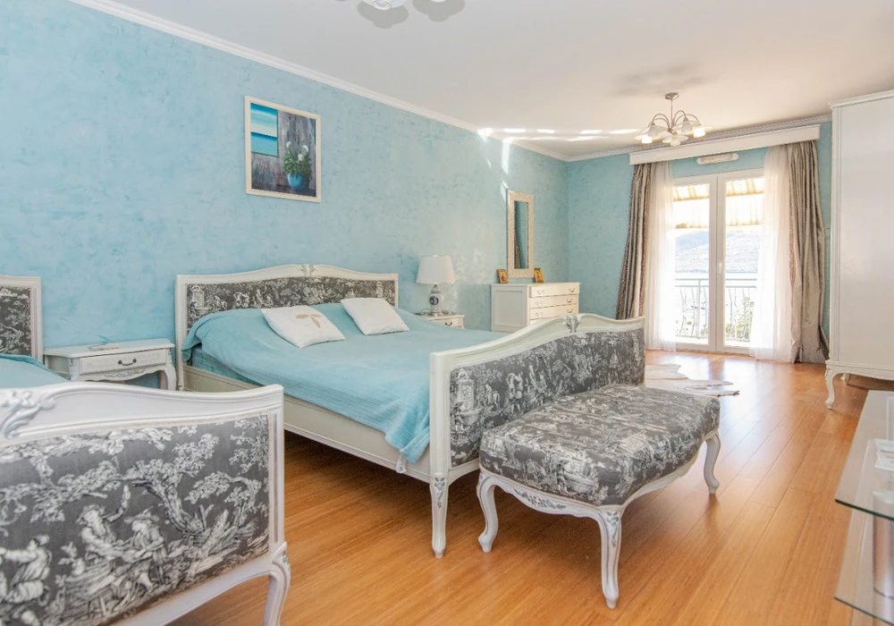 House for sale 4 rooms, 197 m². Herceg Novi. 