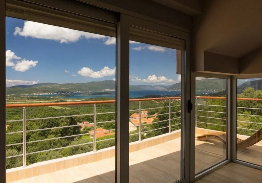 Apartments for sale 2 rooms, 90 m². Tivat. 