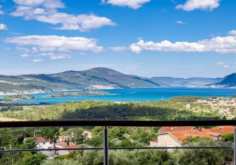 Stan na prodaju 2 собе, 90 m². Tivat. 