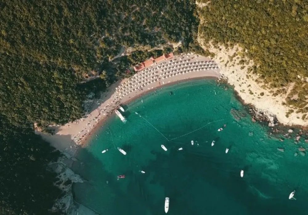 Zemljište na prodaju za stambenu izgradnju 4500 m². Rezevici. 