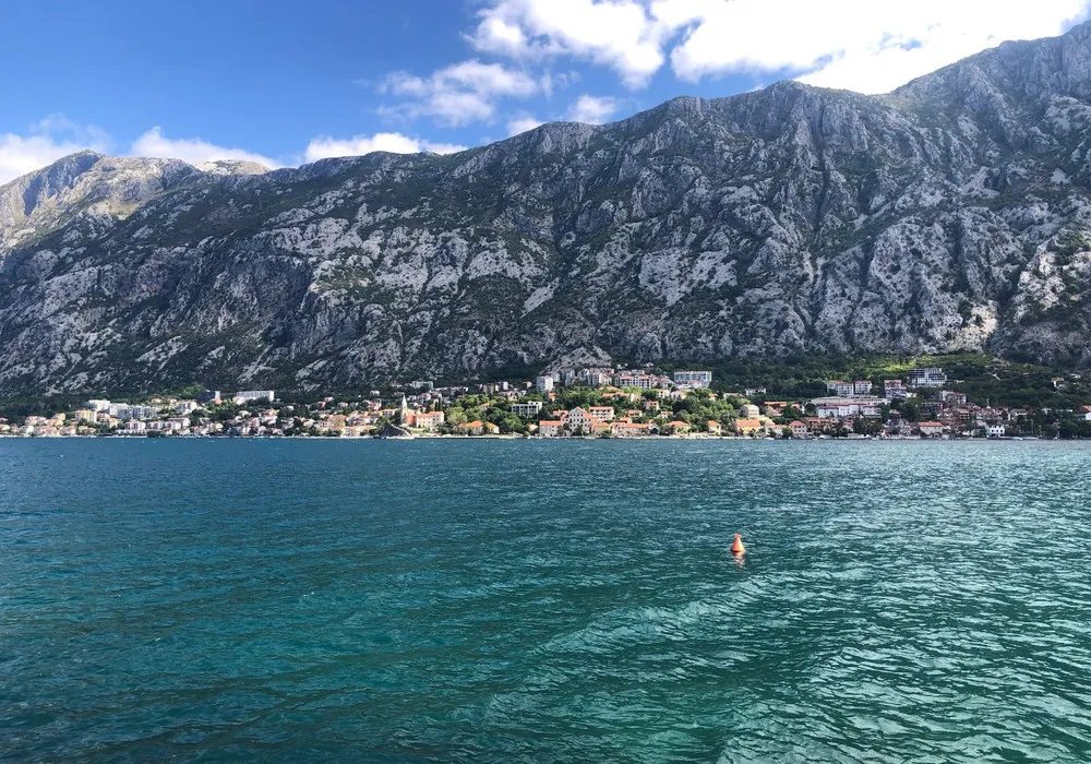 Zemljište na prodaju za stambenu izgradnju 1053 m². Kotor. 