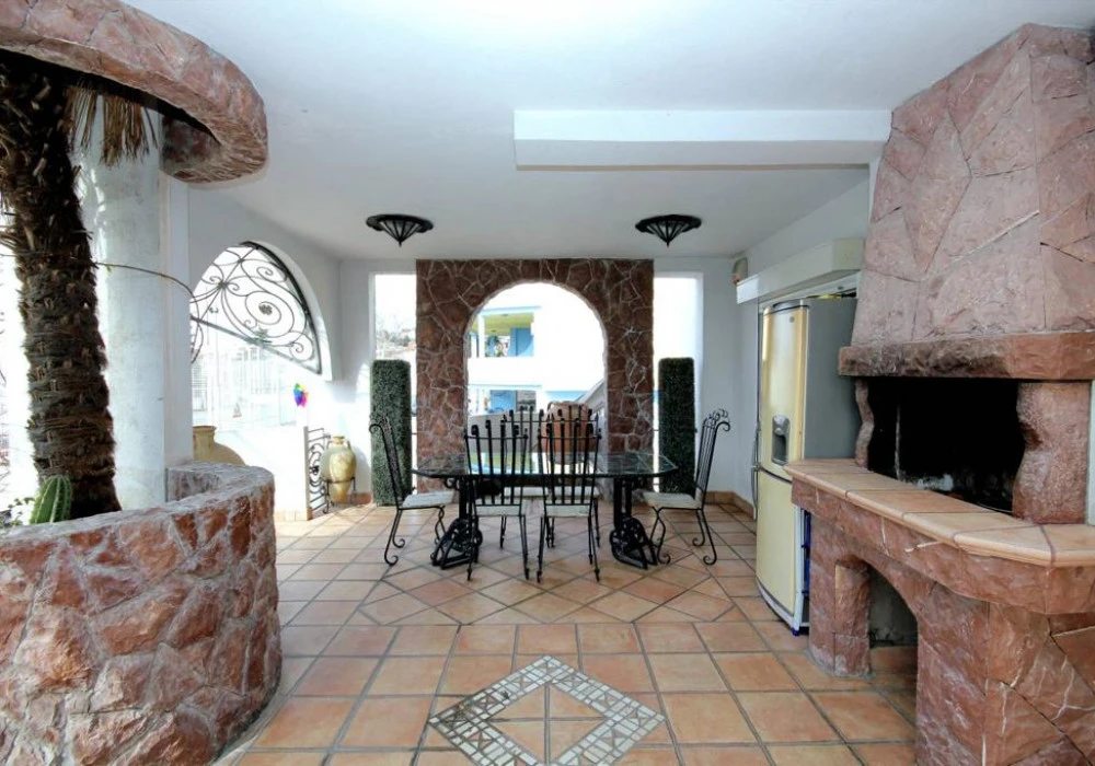 House for sale 6 rooms, 625 m². Bar. 