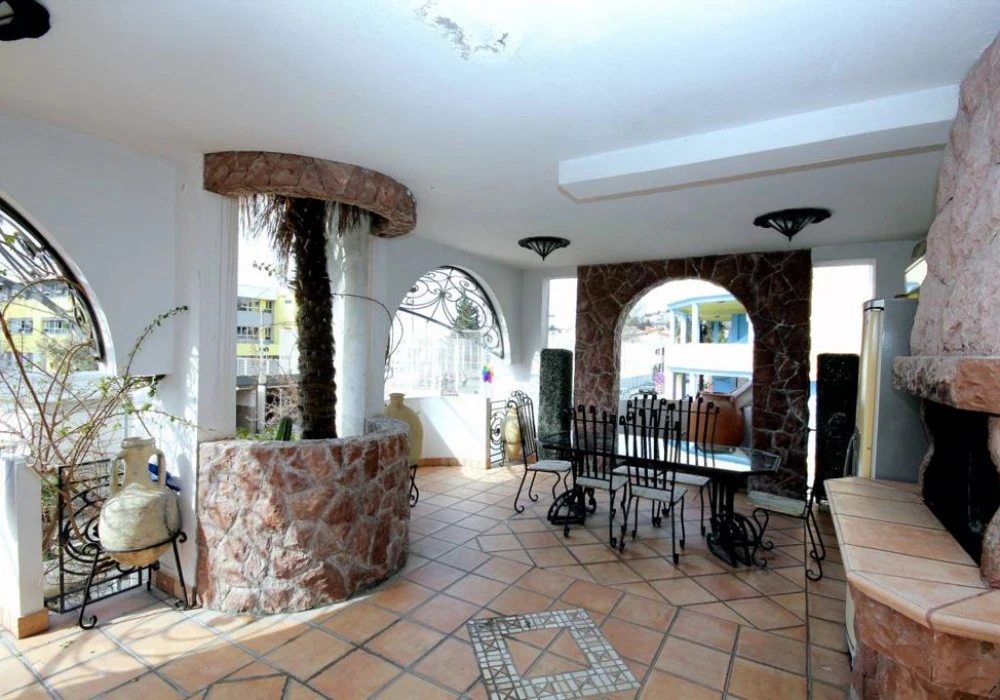 House for sale 6 rooms, 625 m². Bar. 