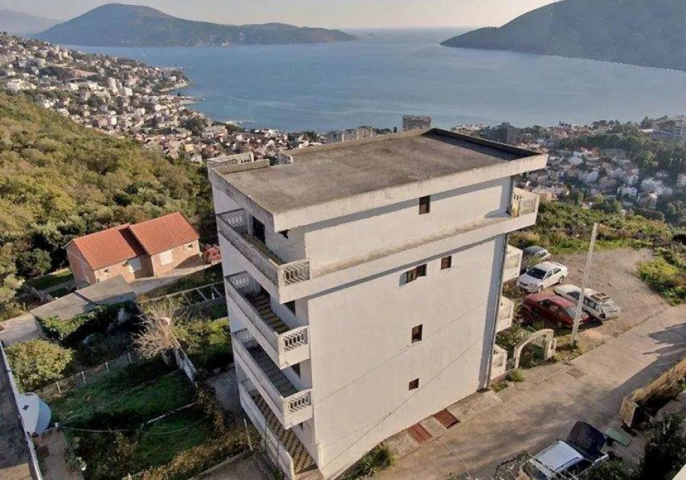 Kuća na prodaju 15 соба, 740 m². Igalo. 