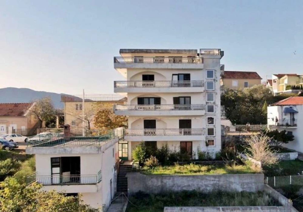 Kuća na prodaju 15 соба, 740 m². Igalo. 