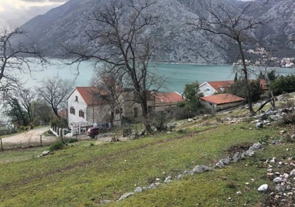 Land for sale for residential construction. Kotor. 