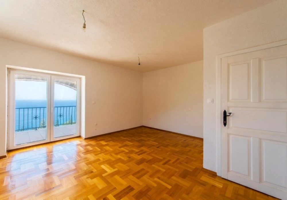 House for sale. 5 rooms, 500 m². Budva. 
