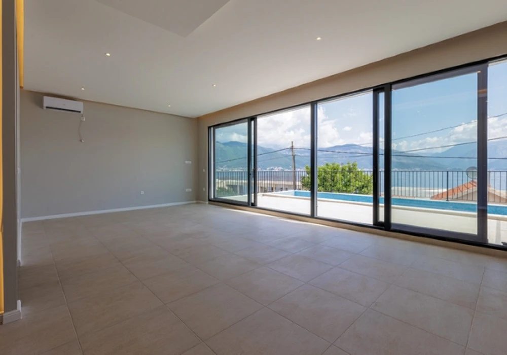 Kuća na prodaju 4 собе, 315 m². Tivat. 