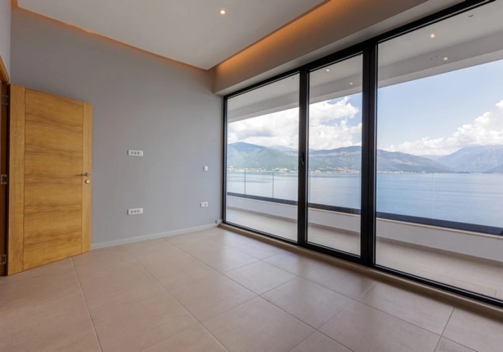 Kuća na prodaju 4 собе, 315 m². Tivat. 