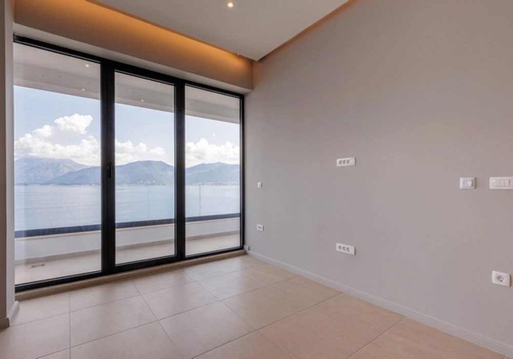 Kuća na prodaju 4 собе, 315 m². Tivat. 