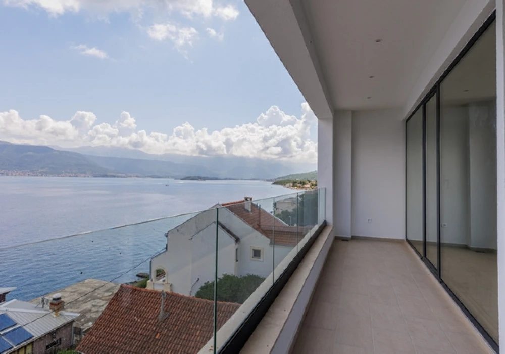 Kuća na prodaju 4 собе, 315 m². Tivat. 