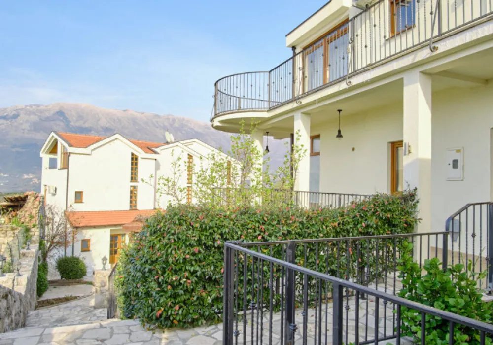 Gradski stan na prodaju 3 собе, 180 m². Tivat. 