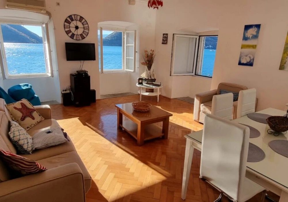 Apartments for sale 2 rooms, 72 m². Kotor. 