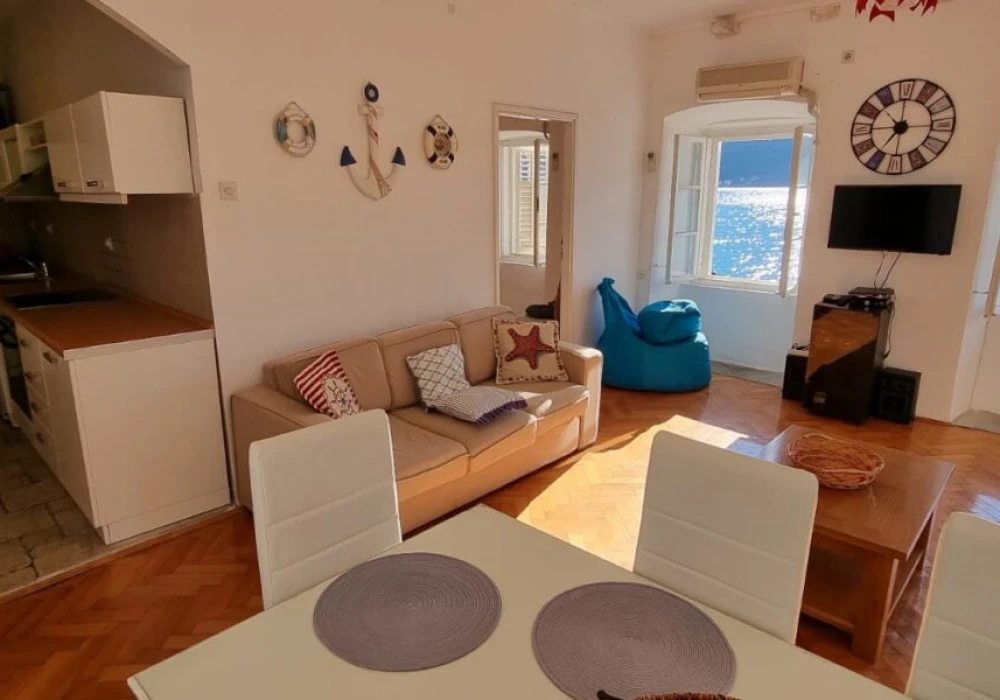 Apartments for sale 2 rooms, 72 m². Kotor. 