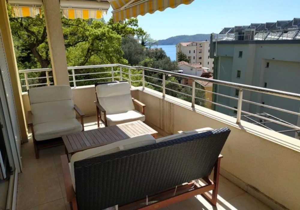 Apartments for sale 3 rooms, 101 m². Rafailovici. 