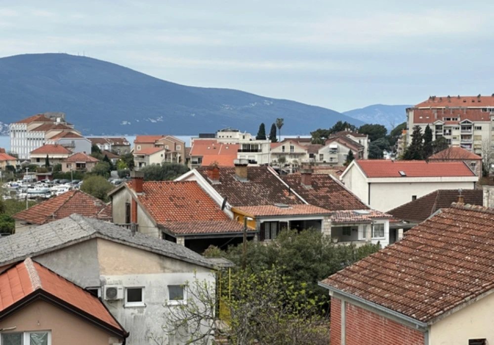 Stan na prodaju 4 собе, 126 m². Tivat. 