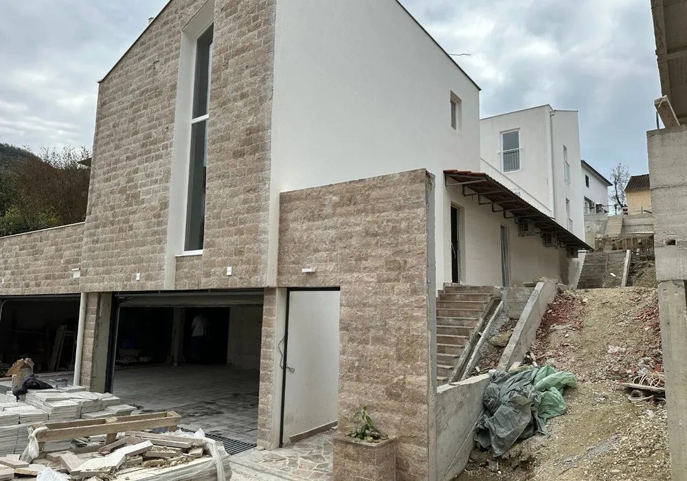 Stan na prodaju 4 собе, 126 m². Tivat. 