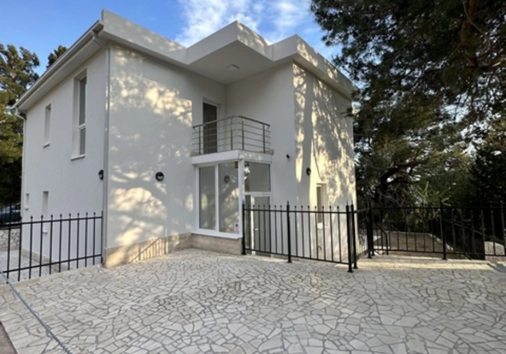 Kuća na prodaju 3 собе, 220 m². Bar. 