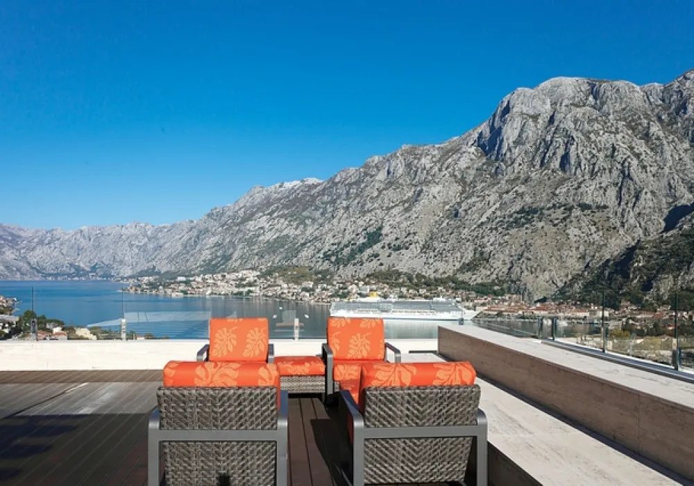 Apartments for sale 2 rooms, 280 m². Kotor. 