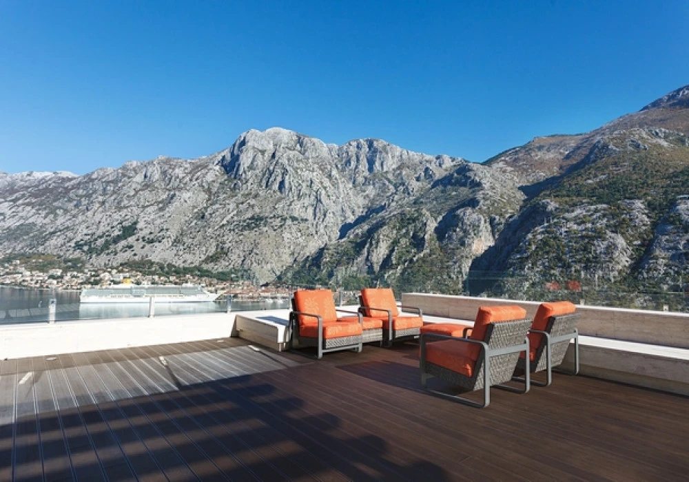 Apartments for sale 2 rooms, 280 m². Kotor. 