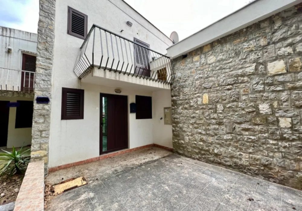 House for sale 3 rooms, 212 m². Petrovac. 