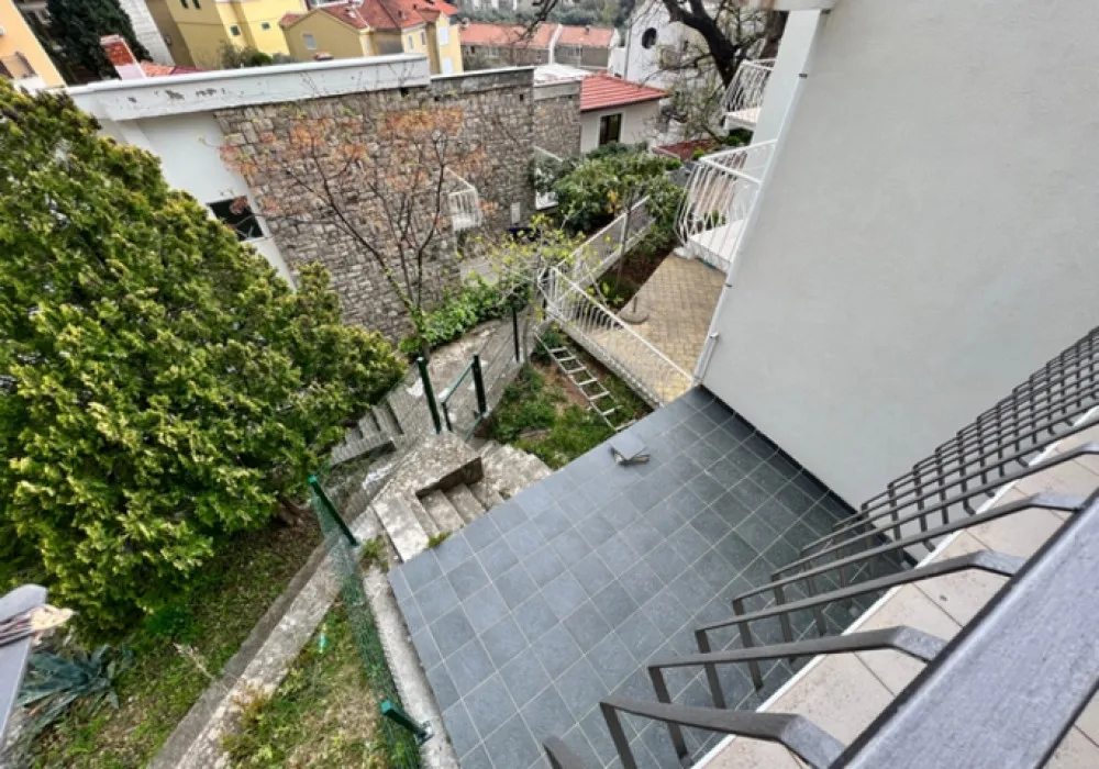 House for sale 3 rooms, 212 m². Petrovac. 