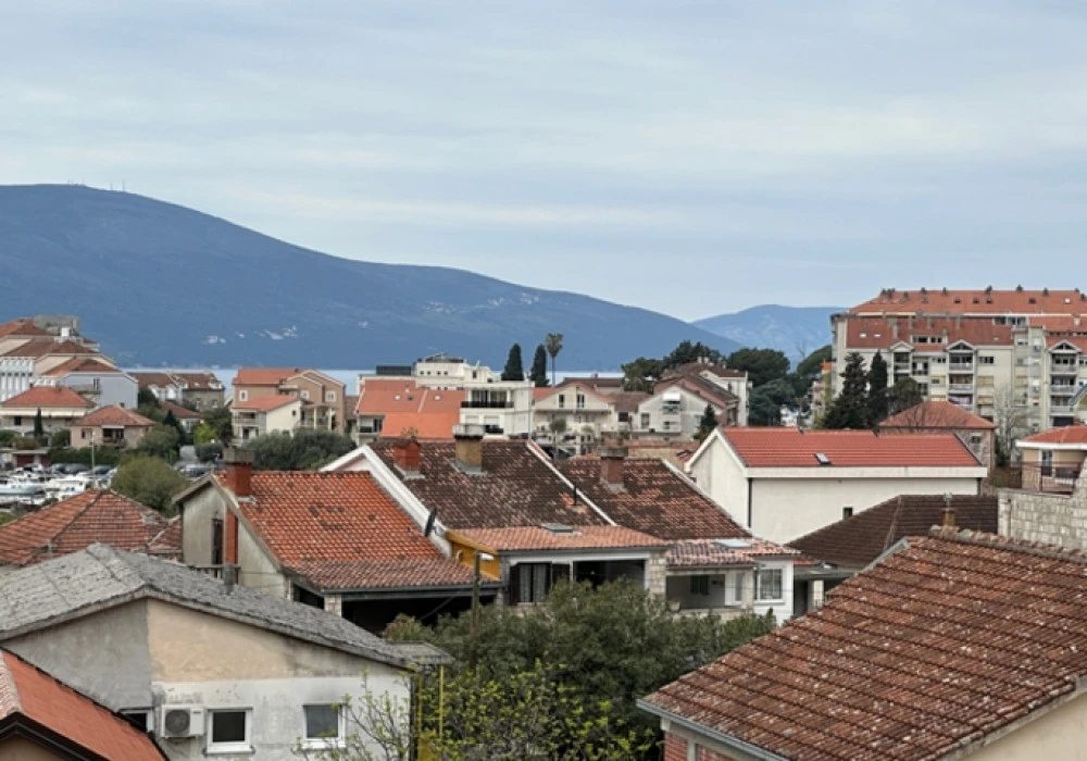 Apartments for sale 3 rooms, 230 m². Tivat. 