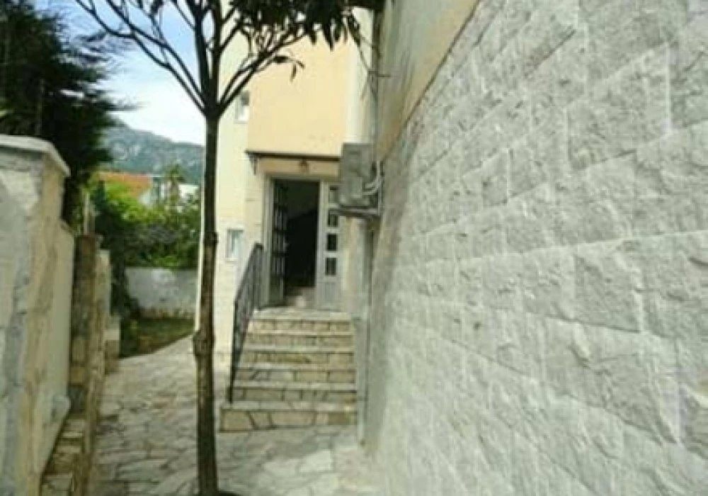 House for sale 8 rooms, 189 m². Becici. 