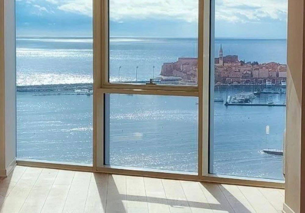 Apartments for sale 3 rooms, 183 m². Budva. 