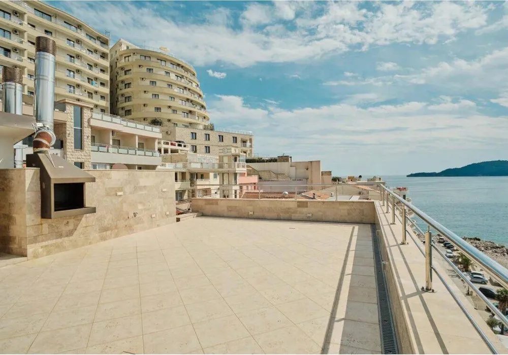 Apartments for sale 3 rooms, 350 m². Rafailovici. 