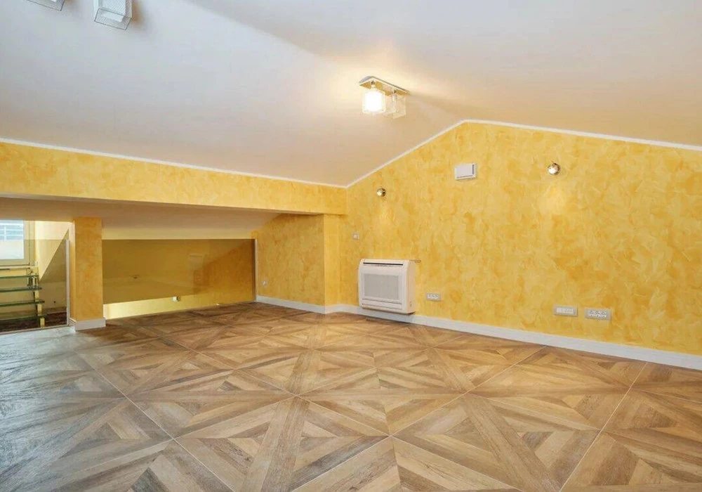 Stan na prodaju 3 собе, 350 m². Rafailovici. 