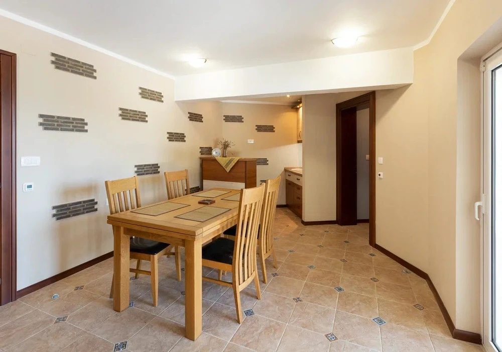 House for sale 5 rooms, 414 m². Rezevici. 