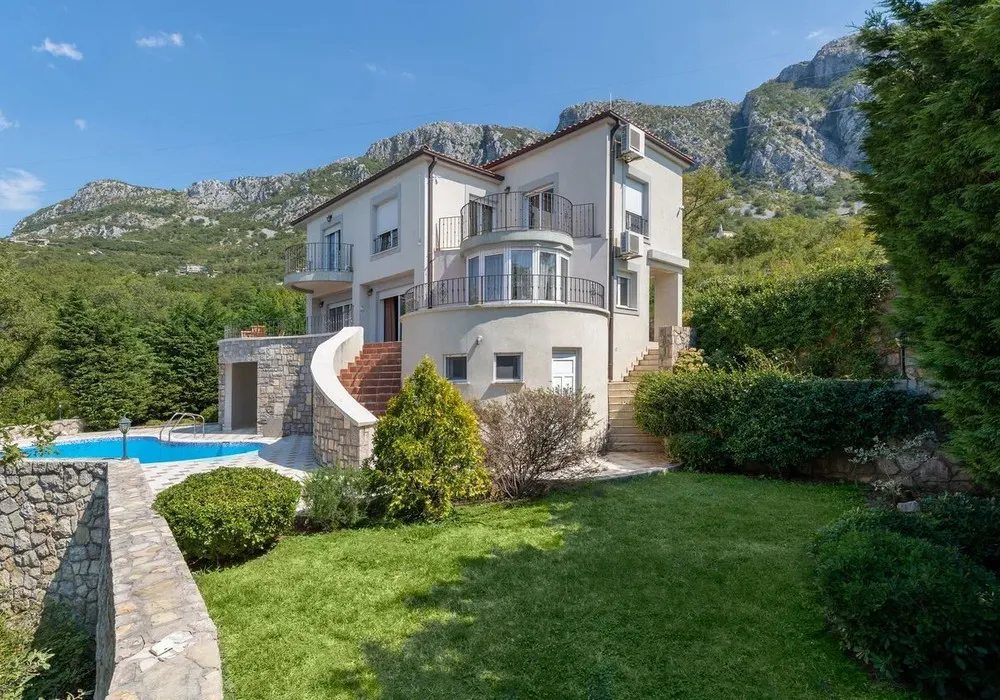 Kuća na prodaju 5 соба, 414 m². Rezevici. 