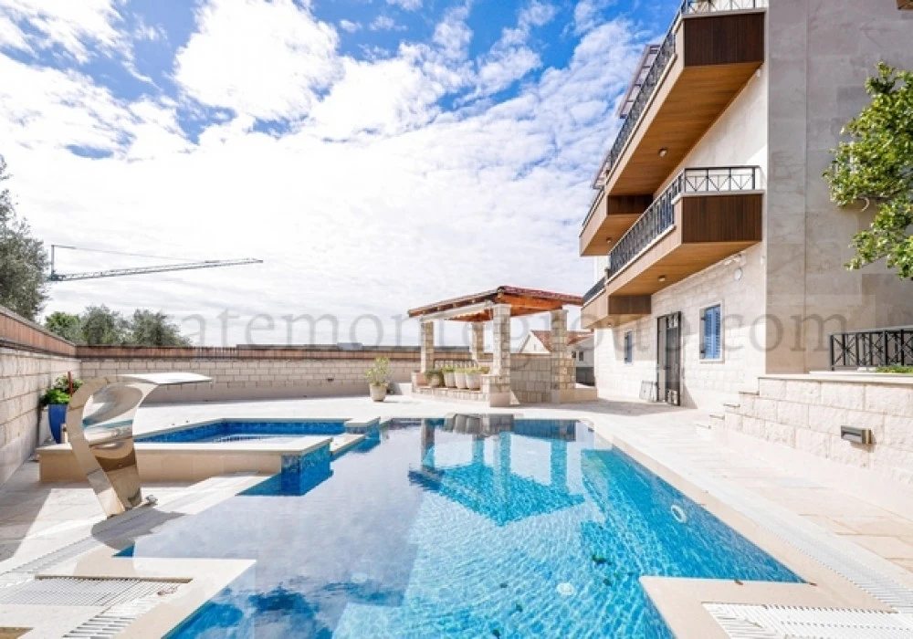 House for sale 4 rooms, 240 m². Tivat. 