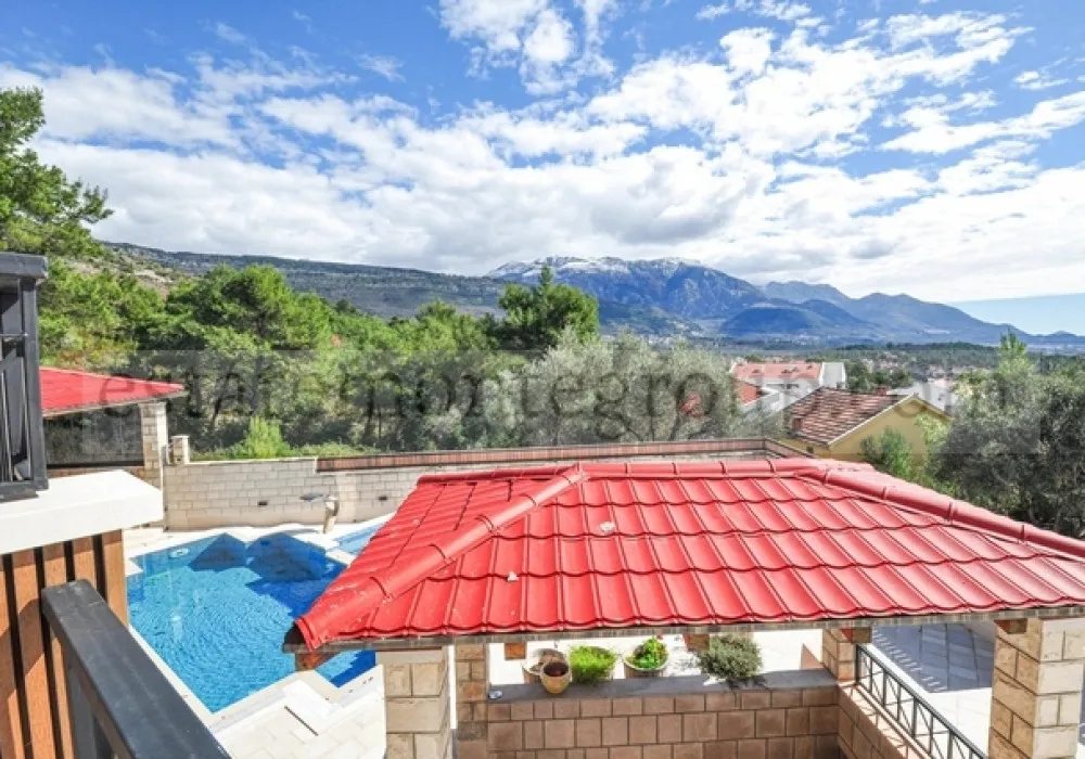 House for sale 4 rooms, 240 m². Tivat. 