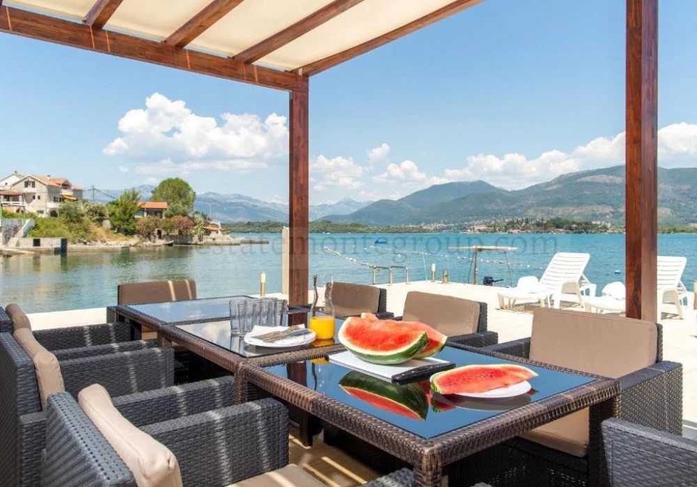 House for sale 4 rooms, 172 m². Tivat. 