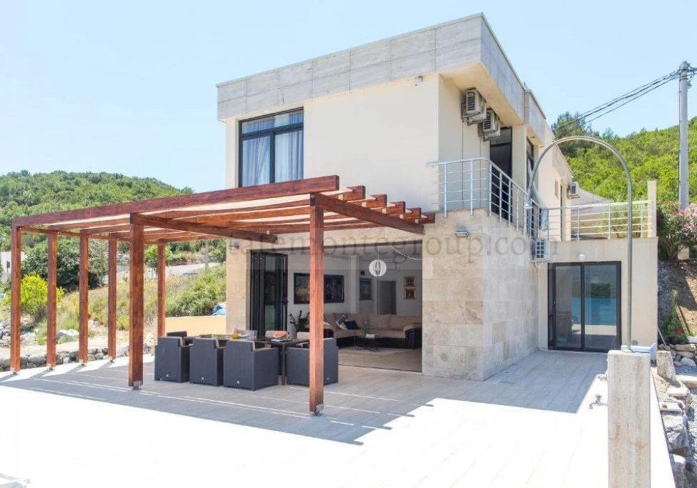 House for sale 4 rooms, 172 m². Tivat. 