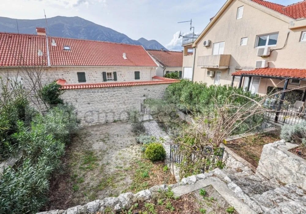 House for sale 5 rooms, 490 m². Dobrota. 