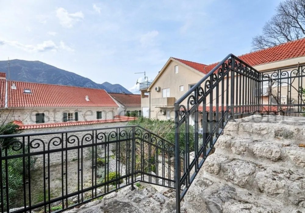 House for sale 5 rooms, 490 m². Dobrota. 