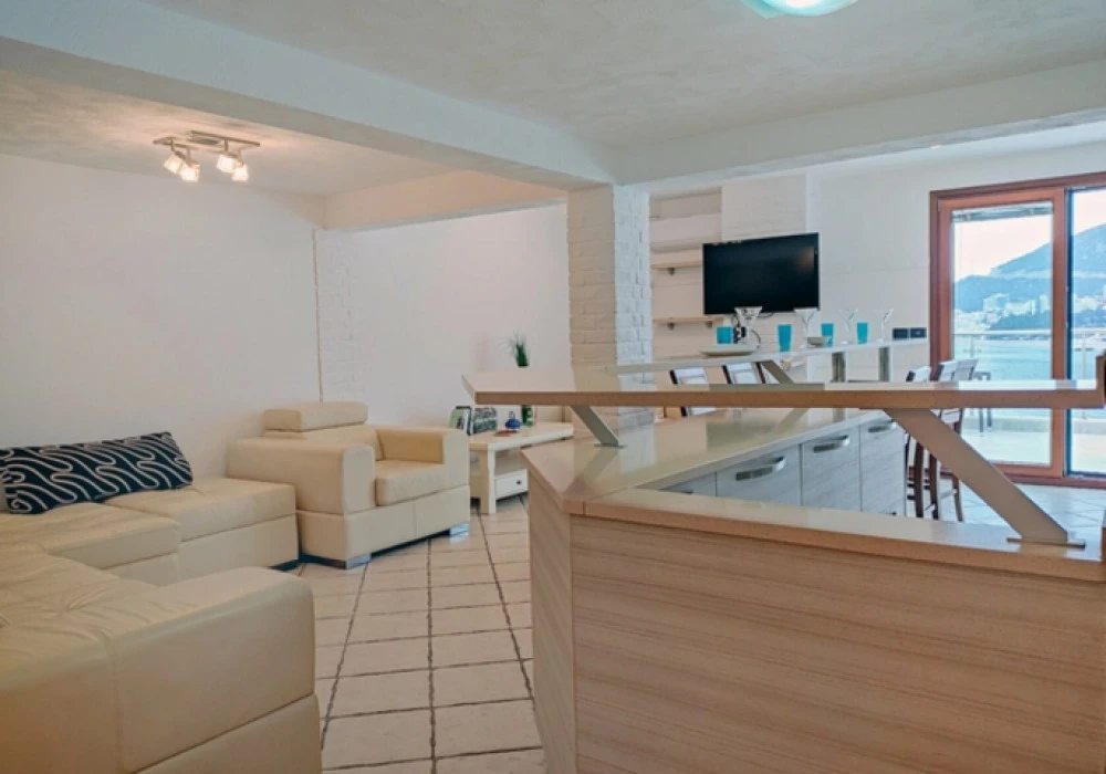 Apartments for sale 3 rooms, 180 m². Rafailovici. 