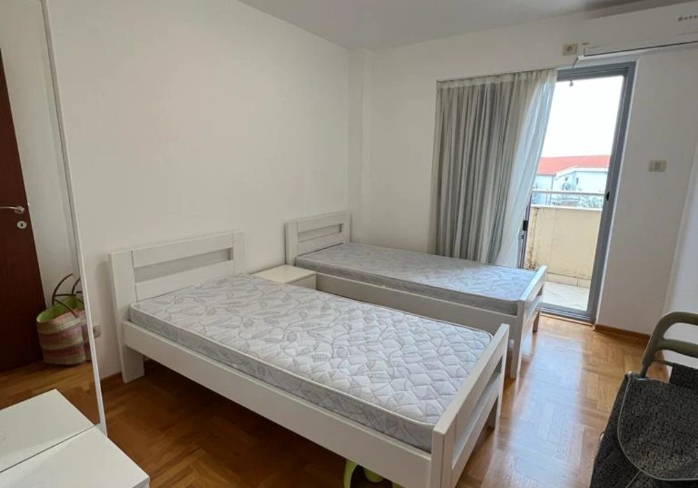 Stan na prodaju 3 собе, 102 m². Pržno. 