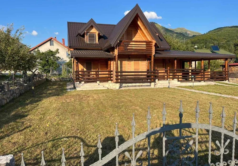 Kuća na prodaju 4 собе, 180 m². Kolašin. 