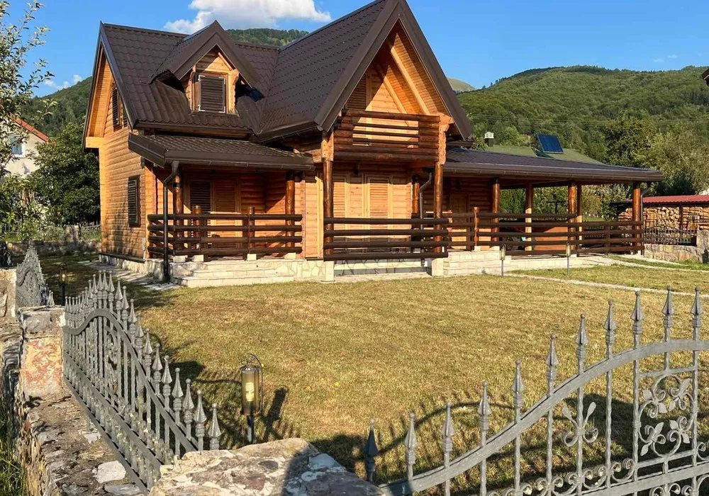 Kuća na prodaju 4 собе, 180 m². Kolašin. 