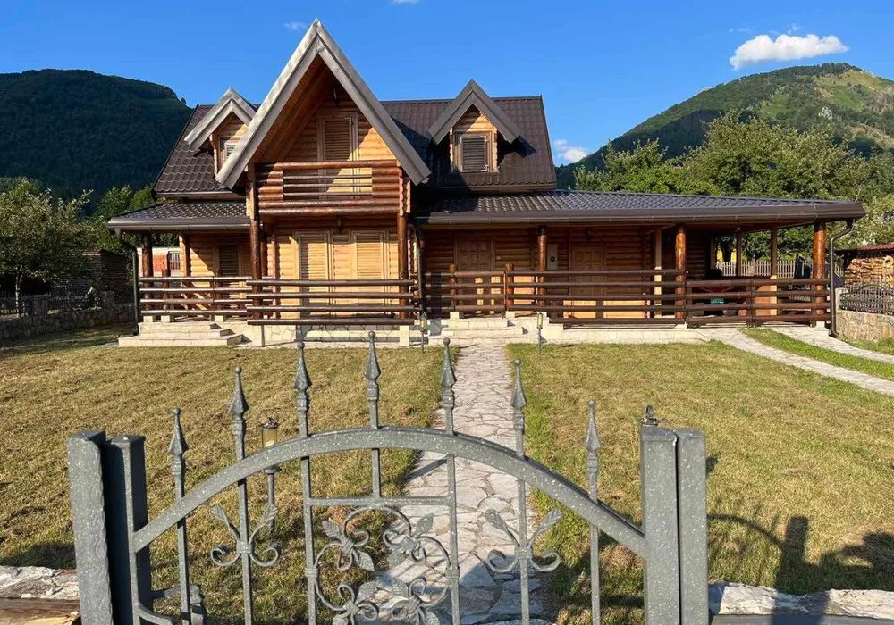 Kuća na prodaju 4 собе, 180 m². Kolašin. 