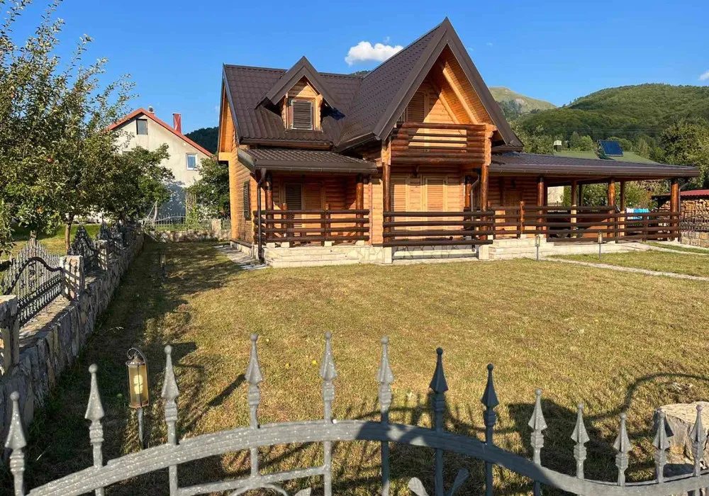 Kuća na prodaju 4 собе, 180 m². Kolašin. 