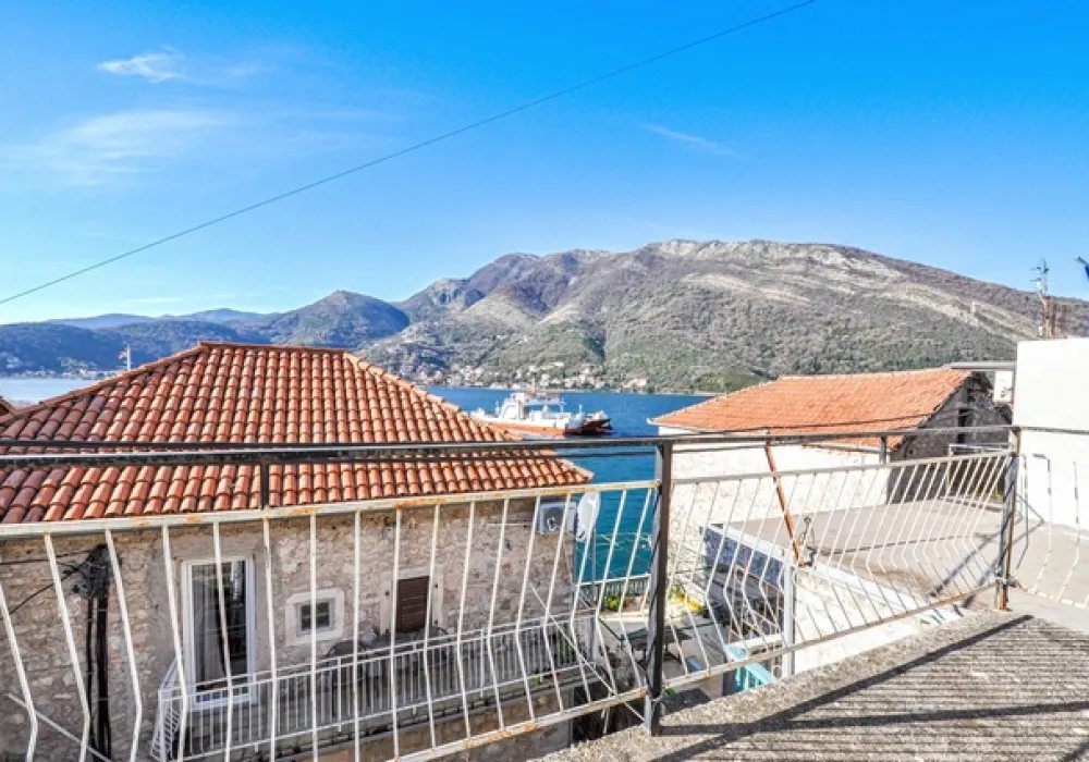 Kuća na prodaju 4 собе, 90 m². Tivat. 