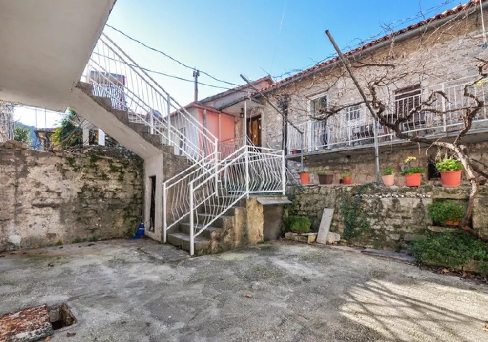 Kuća na prodaju 4 собе, 90 m². Tivat. 