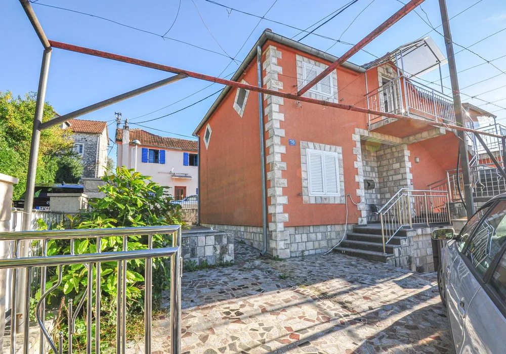 Kuća na prodaju 4 собе, 194 m². Tivat. 