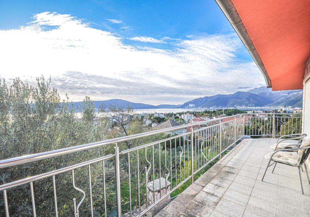 Kuća na prodaju 4 собе, 194 m². Tivat. 